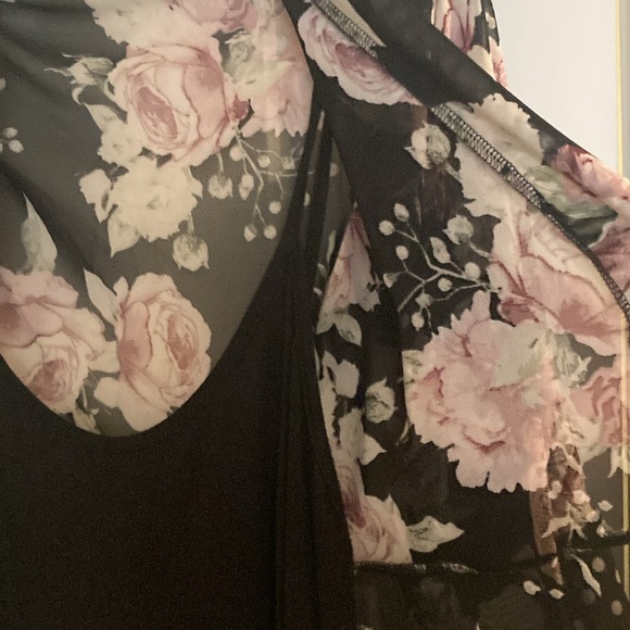 2 pc. Tank tunic with cover. Size Medium black with rose pattern. - Picture 2 of 8